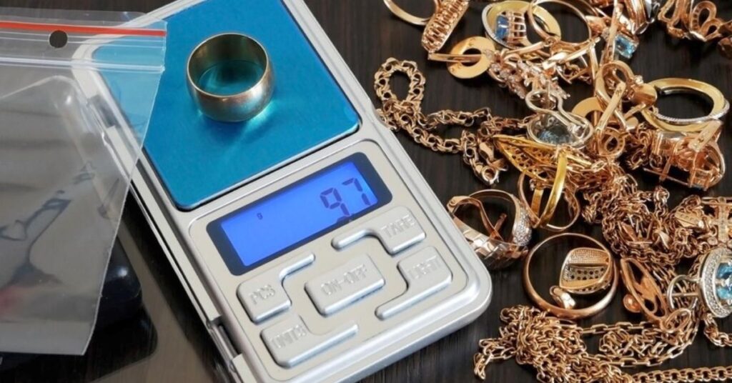 A digital scale displays various rings and jewelry, highlighting the weight of a gold ring and tips for selecting the right one.